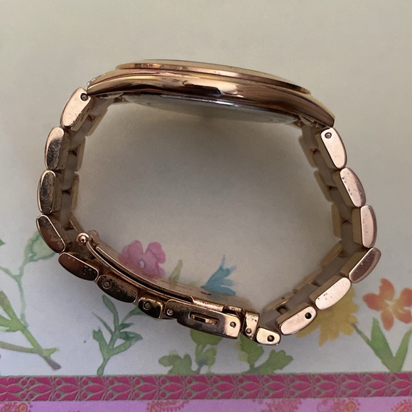 Beautiful Michael Kors MK 4294 Goldtone Classic Slim Runway Unisex Wristwatch - Picture 5 of 12